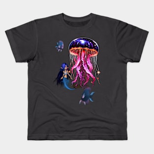 Cute mermaid looks at the beautiful jellyfish. Kids T-Shirt